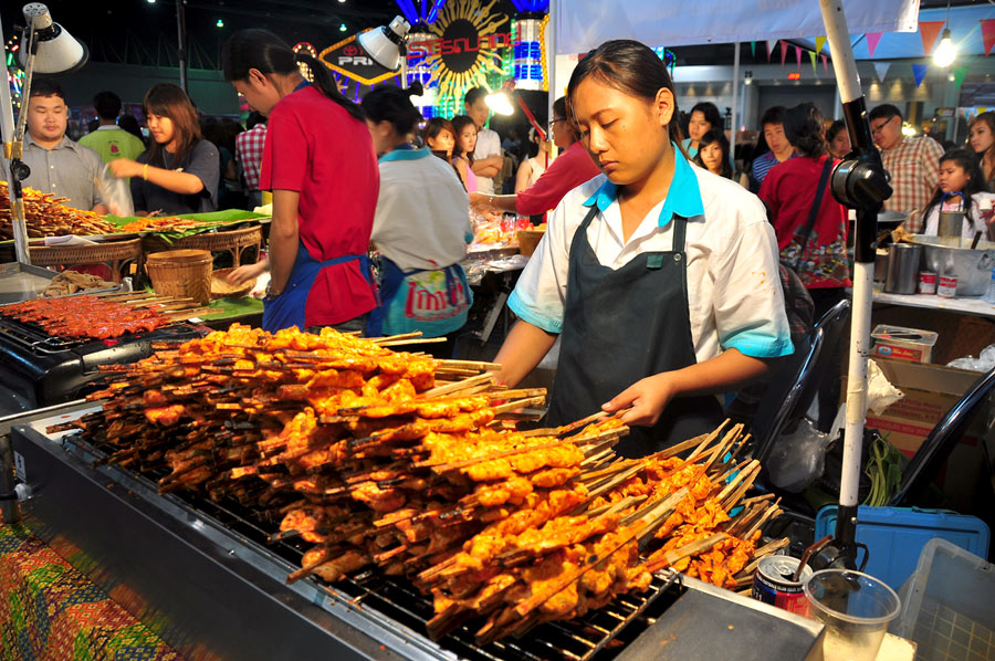 
หมูปิ้งสมุนไพรเจ้านี้ ขายได้ ขายดี คนเต็มร้าน ขายไม่มีหยุดทั้งวัน 

ว่าแต่ร้านนี้ลูกสาวน่ารักครั