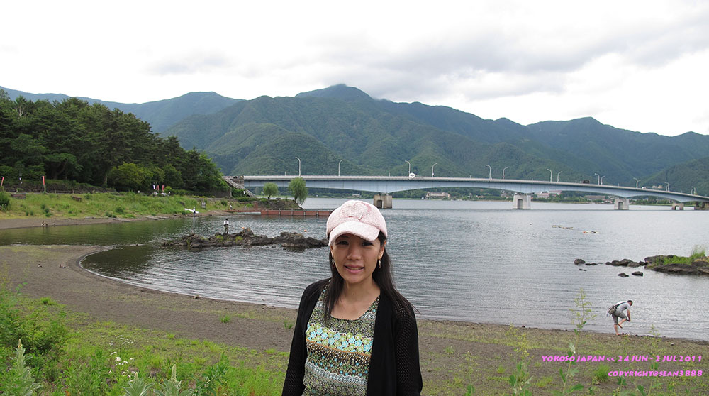  [b]เห็นสะพานข้างหลังไกลๆนั่นมั้ยครับ...นั่นคือ สะพาน Kawaguchiko เราจะต้องปั่นจักรยานข้ามสะพานเพื่อ