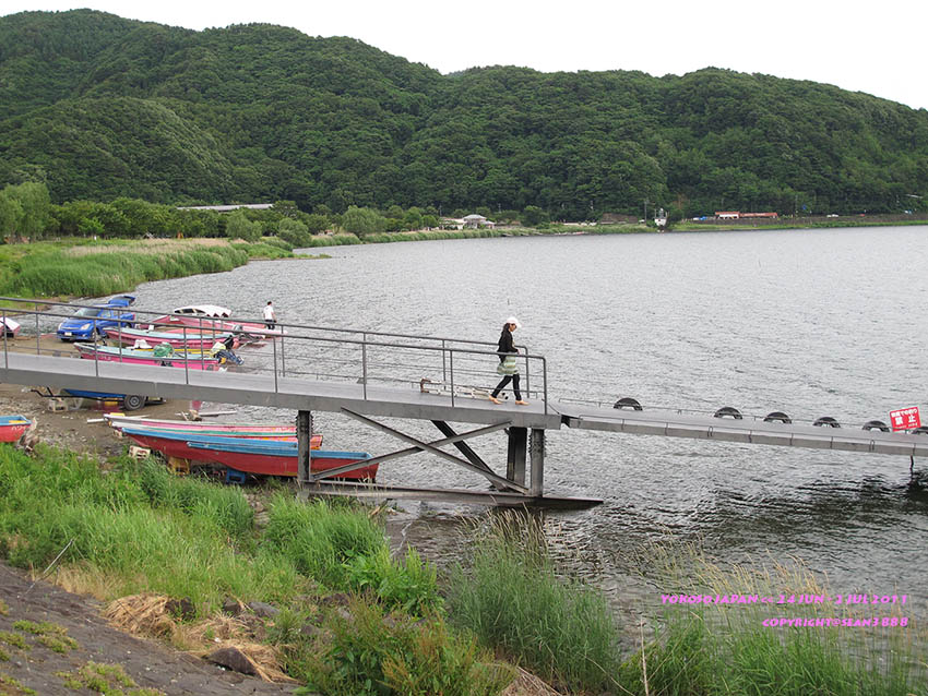  [b]รอบๆทะเลสาบก็จะมีร้านให้เช่าเรือ...แต่ไม่คันเบ็ดขาย[/b]