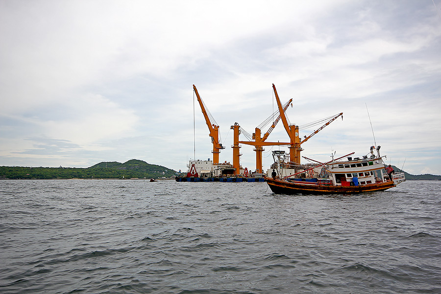 
 [b]  เรามาถึงที่ร้านดอกไม้  ก็เจอเรือลำนี้จอดอยู่

ที่ท้ายเรือ  กำลังอัดปลาจากสายลอยซะด้วย

ไ