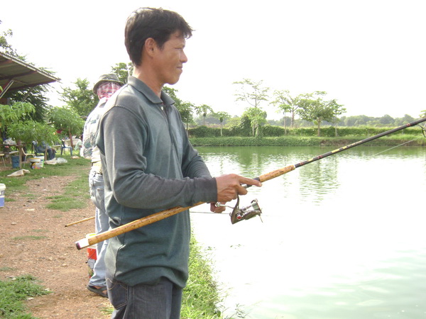 อุตส่าห์ขับมอไซค์มาจากลพบุรี วันนี้ไม่เสียเที่ยวแล้ว พี่ป้อม ได้ที่1 ปลา 3 โล กลับบ้านด้วย :cheer: :