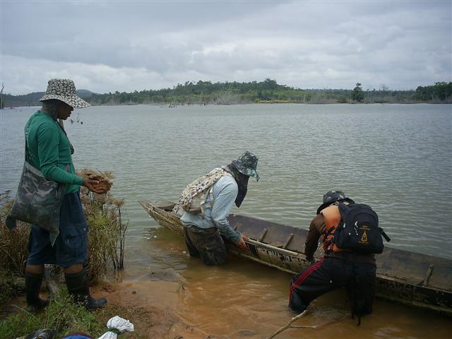 พอถึงเวลา
เรือ...ต้องหาดินเหนียวอุดรอยรั่วซะหน่อย
เดี๋ยวลำบาก  :laughing: