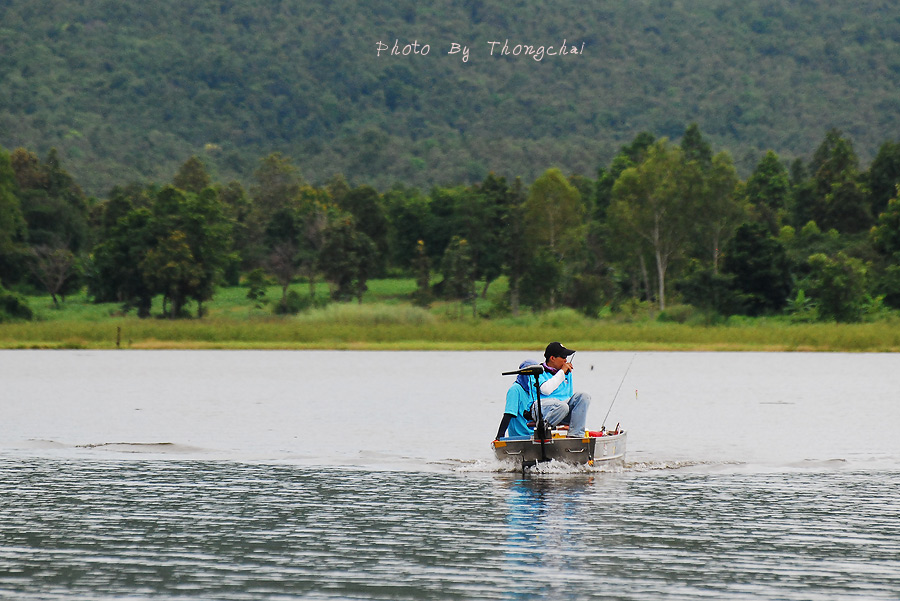 แวะดูปลาน้าธงหน่อย ป่านนี้เต็มเรือ