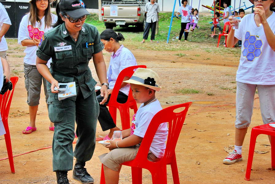 โดนแกล้งครับ...ไม่ให้กินขนมร้องไห้เลย....เอิ้กๆๆๆ :laughing: :laughing: :laughing: :laughing: