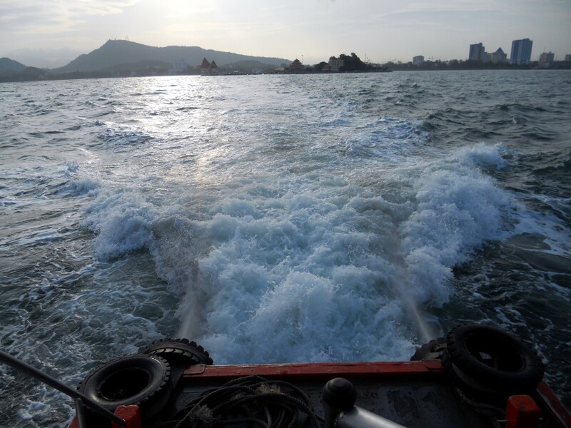 [center][b] เรือเร่งเครื่องเต็มที่ ใครที่ตามมาไม่ทันรอเรือเที่ยวต่อไปนะครับ เรือออกทุกๆ 1 ชม.  [/b][