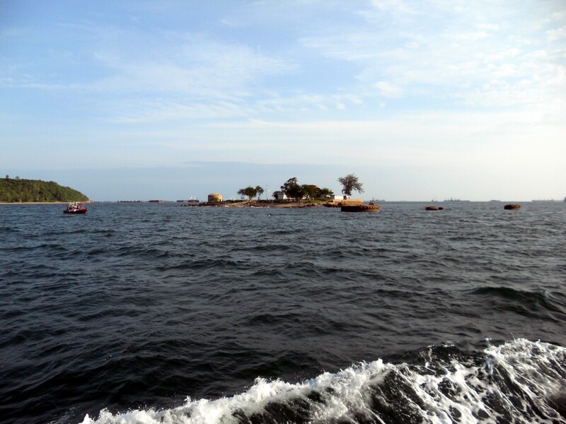 [center][b] นั่งเรือข้ามฟากมาประมาณ 45 นาที ใกล้ถึงเกาะสีชังแล้วครับ เห็นมีเรือลอยตกปลาอยู่ใกล้ๆเกาะ