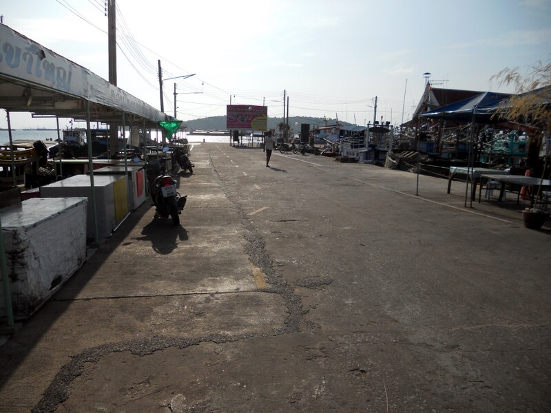 [center][b] เรือเข้าเทียบท่าที่ท่าล่าง แต่เรานัดกับลุงตาดที่ท่าบน ต้องนั่งสกายแล็ปต่อมาที่ท่าบนค่ารถ