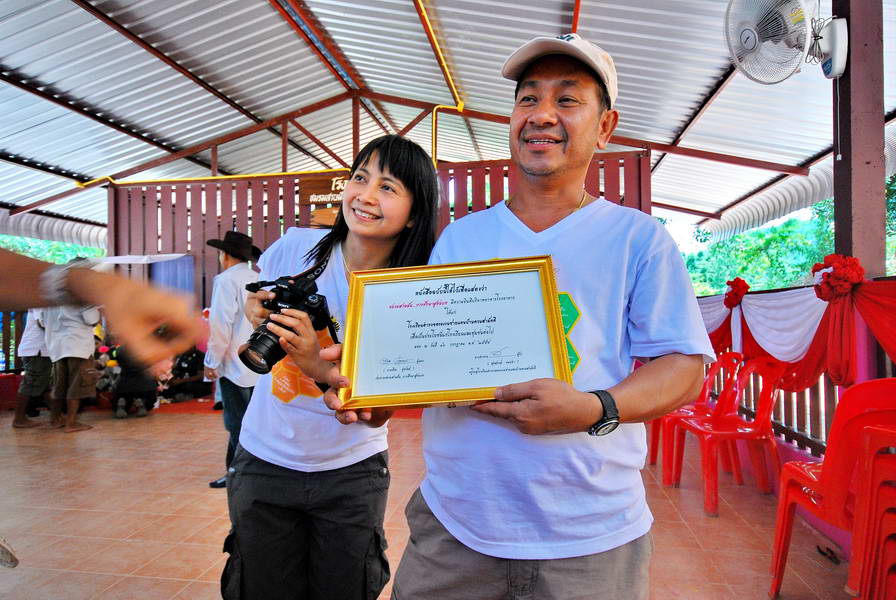 ทางโรงเรียนมอบใบประกาศจบการศึกษาให้กับลุงระและป้าต่ายครับ.....เอิ้กๆๆๆไม่ใช่ครับล้อเล่น....เป็นใบประ