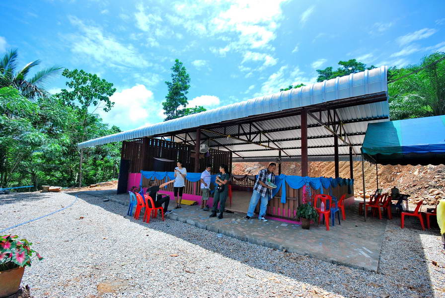 รูปร่างหน้าตาอาคารโรงอาหารครับ....การก่อสร้งไม่อยากครับแต่ขั้นตอนการปรับพื้นที่ต้องปรับดินที่เป็นภูเ