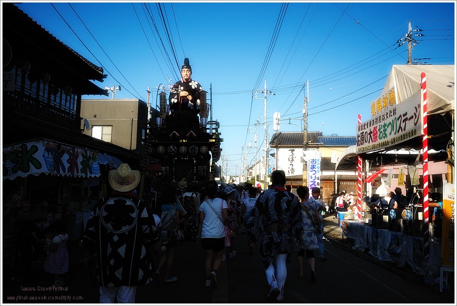   
เดินเรียบลัดเลาะตามถนนที่ทอดยาวเคียงคู่กับลำคลองมาอีกสักพักก็ถึงบริเวณที่จัดงานเทศกาลในซาวารา งา