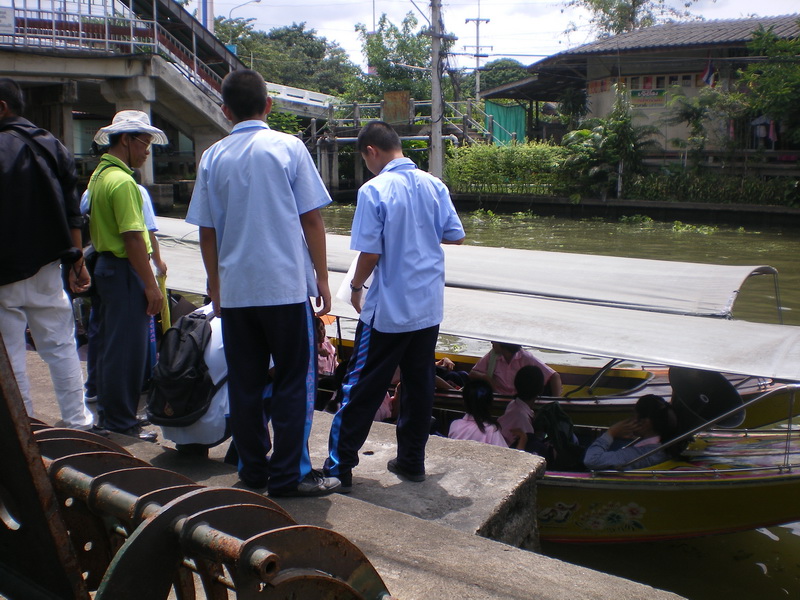 เรือที่อาจารย์นำมามี 2 ลำ แต่ไม่พอจึงต้องจ้างเรือเพิ่มอีก 1 ลำ (ส่วนลำที่ 1 ออกตัวไปแล้ว):cheer: :ch