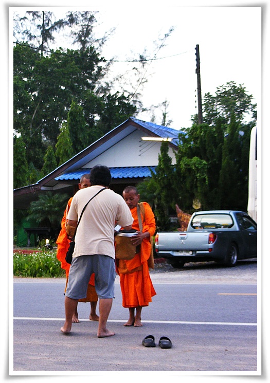  [center]หลวงพี่สองรูปเดินบิณฑบาตรผ่านมาพอดีก็เลยได้โอกาสใส่บาตรซะเลยสำหรับเช้านี้  [/center]  :blus