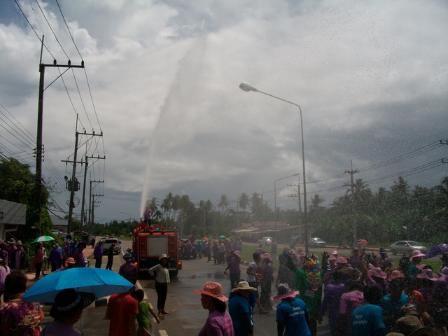 เหอะ..เป็นงานสงกรานต์งานบวชไปเลย..มันดีวุ้ย..