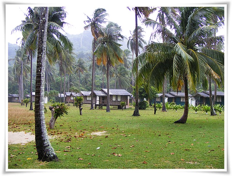  [center]หลังจากทานมื้อกลางวันเสร็จเรียบร้อยก็ต้องมานั่งและนอนรอให้ฝนซาลงก่อนเพื่อที่จะลุยกันต่อในรอ