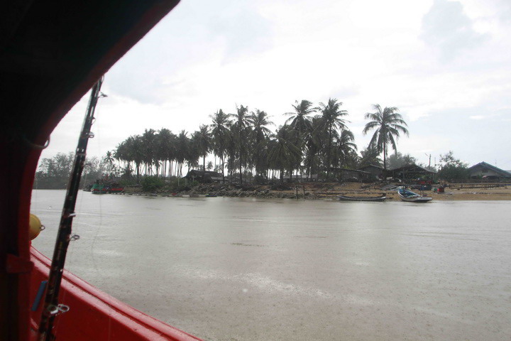 เมื่อขนของสัมภาระเรียบร้อยเรือออกจากฝั่ง วิวของสายบุรี