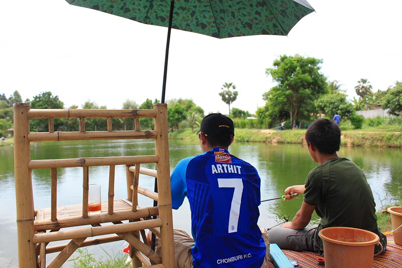 ใส่เสื้อ ชลบุรี FC สะด้วย  :cool: