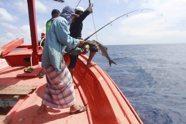 ทางหัวเรือก็มีเสียงดัง หันไปดูเห็นคุณสุทินกำลังอัดปลาอยู่