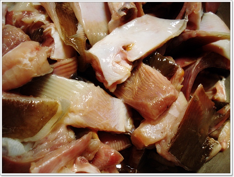  [b]มาเริ่มกันที่เมนูแรกก่อนคับ "ปลาจ๊องม็องผัดเผ็ด,ผัดฉ่า"

ปลาสดๆจากเมื่อเที่ยงวัน กรีดท้องออก