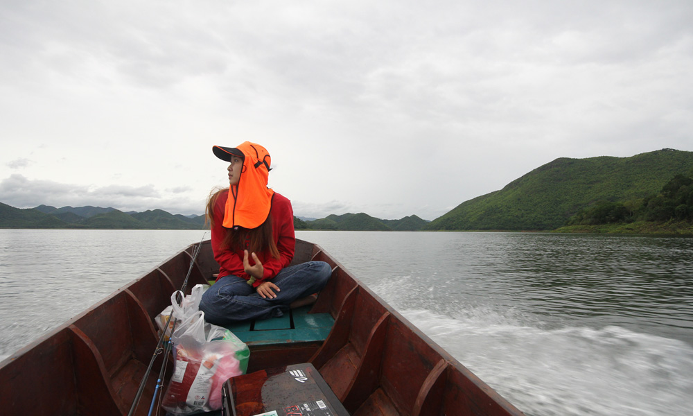 ขอแนะนำช่างภาพจำเป็นผมในทริปนี้ครับ มาพร้อมถุงขนมและเครื่องดื่มชูกำลังใหญ่ ๆ 1 ถุง

 :grin: :grin: