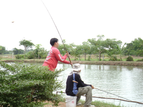 ดูท่าเหวี่ยงของพี่กุ้งซะก่อน (ข้างๆระวังนะครับ อิอิ) :love: :love: :grin: :grin: :grin: :cheer: :che