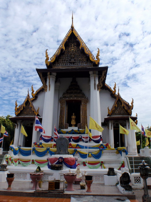 วัดแรกเลยครับ '''''   วัดหน้าพระเมรุ '''''''' สำหรับผม ผมว่าพระประธานวัดนี้สวยที่สุดครั