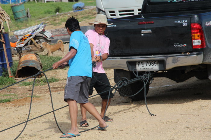 ไอ้เจ้าตัวนี้ที่อยู่ใต้น้ำลึกลงไปกว่า20เมตร มันต้องใหญ่มากๆๆๆๆ ต้องใช้รถขับสี่ลากมันขึ้นมา