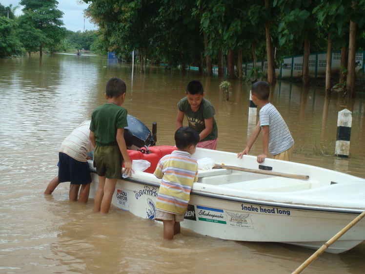 พอจอเรือเมื่อไหร่ เด็กๆๆก็วิ่งมาเล่นด้วยความตื่นเต้นครับ :smile: