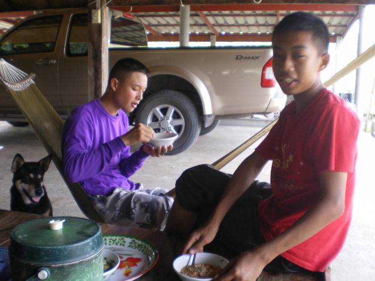 กินข้าวเที่ยงครับ ต้องขอขอบคุณครอบครัวของเผดิมที่ต้อนรับพวกผมอย่างดี(สุดๆ)