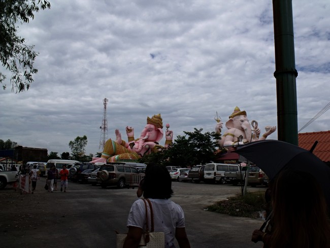 ขากลับ กรุงเทพ เรา ได้แวะสักการะ พระพิคฆเนศ (ไม่รู้เขียนถูกไหม)

