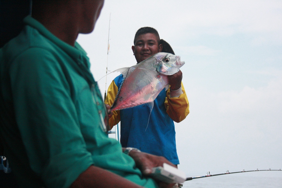เราเริ่มตกปลาหมายแรกที่แปดไมล์หรือกะรังเภา แบ่งๆกันตกปลาหน้าดินบ้างจิ๊กบ้าง ปลาที่ได้ตัวแรกเป็นของตั