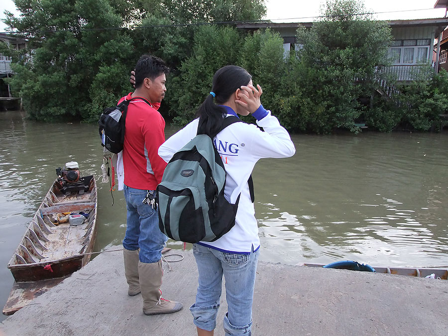 [b]หกโมงเช้า เราสามคนก็มายืนที่ ท่าเรือ แล้วครับ (มาถึงก็คันหูเลย) อิอิ[/b]
:laughing: :laughing: :