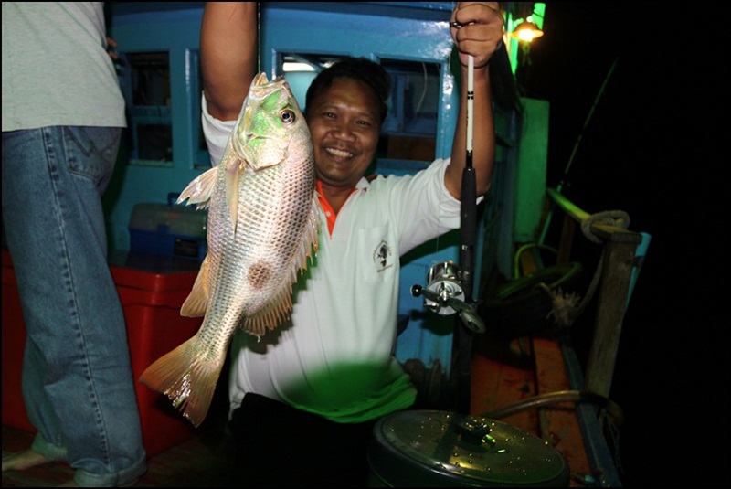 อาจารย์ปู่ ลงทุนตักปลาให้ในรอบสิบกว่าปี 55555 บอกว่าวันนี้ทะเลเป็นใจ   :laughing: :laughing: