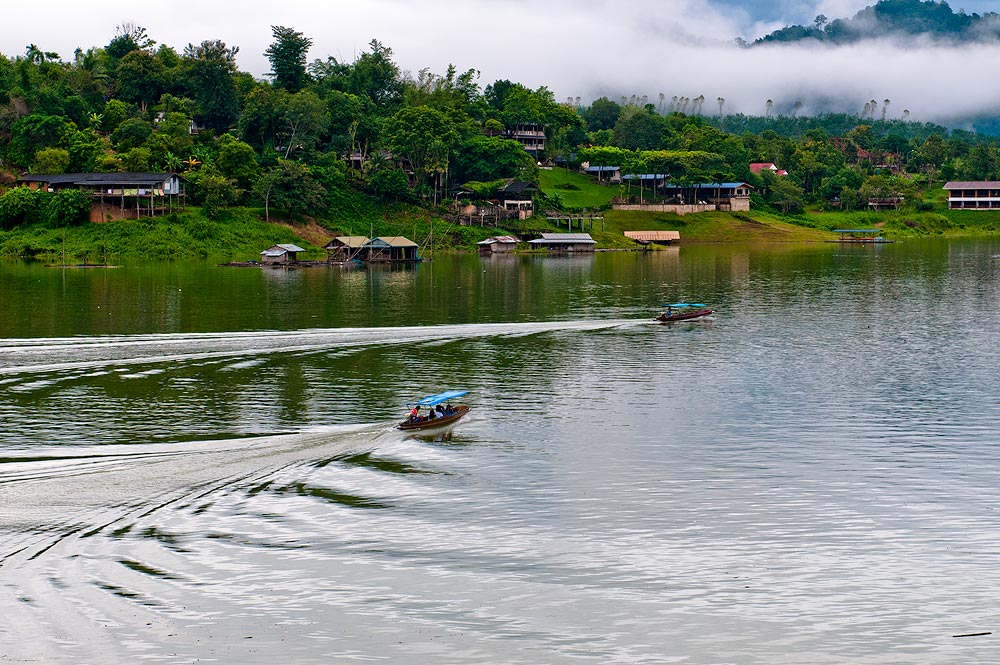 หาเส้น สาย มาใส่ภาพ..มีก็เรือนี่แหละ จำๆ มุมเค้ามา แต่...มันยังไม่ได้อย่างใจ