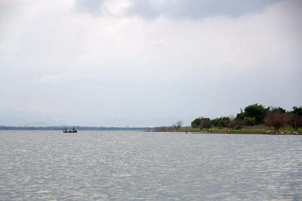 ที่เห็นลิบๆอยู่โน้น เป็นเรือของเดอะหม่ำกับเจ้าแซว
ขานี้ไม่ต้องห่วงครับ
[b]ฉายาหม่ำเต็มถัง[/b] 
ชื