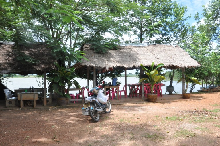 เข้ามาจะมีร้านอาหารบริการอยู่ติดริมอ่างเลยมีคาราโอเกะด้วยครับ

ผมเลยหาอะไรสั่งกิงก่องกลับ อิอิ อาก