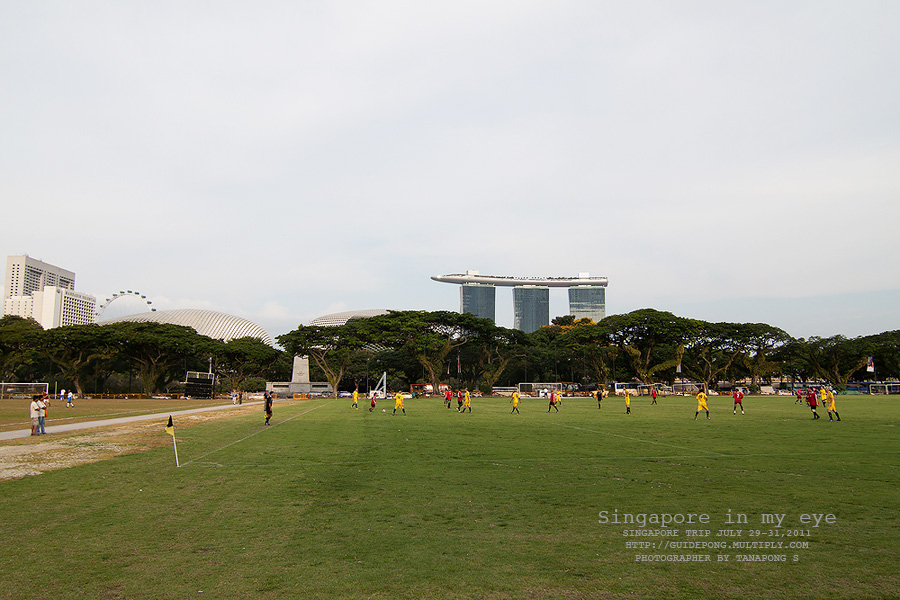 ตึกสามตึกที่เห็นไกลๆ คือ Marina bay sand Hotel ครับ

ก่อนหน้านั้นผมจองโรงแรมผ่านหน้าเวปได้ราคาเท่า