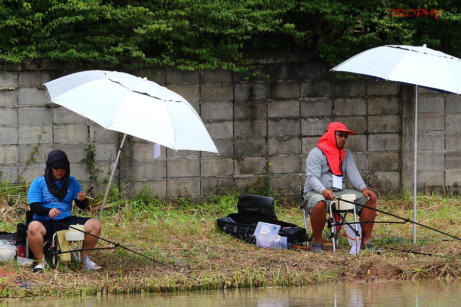 ท้ายบ่อฝั่งตรงข้ามจับคู่ได้ถูกจริงๆ ครับ เป็นสมาชิกใหม่จากทาง 121 ประกบกับสมาชิกใหม่ของเอิงอีนครับ  