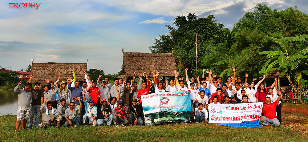 ภาพหมู่ที่ระลึกอีกงานที่เต็มไปด้วยรอยยิ้มและมิตรภาพครับ  :smile: