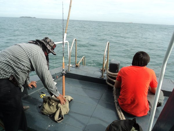 ด้านท้ายเรือเริ่มหาปลากันแล้วครับ 