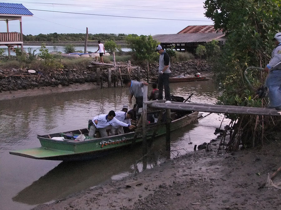 [b]เรือมาแล้ว ลงเรือ อิอิ[/b]  :cheer: :cheer: :cheer: :cheer:

..................................