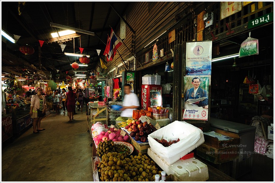 ที่ตลาดคลองสวน 100 ปี ผมว่าเหมาะมากสำหรับท่านที่อยากจะไปเดินเก็บภาพบรรยาศเรียบง่ายของตลาดที่มีตำนานก