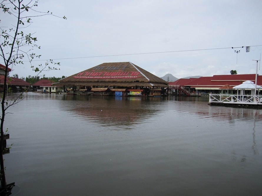 บึงที่ขุดไว้กลางตลาดครับ จะมีเวทีใ