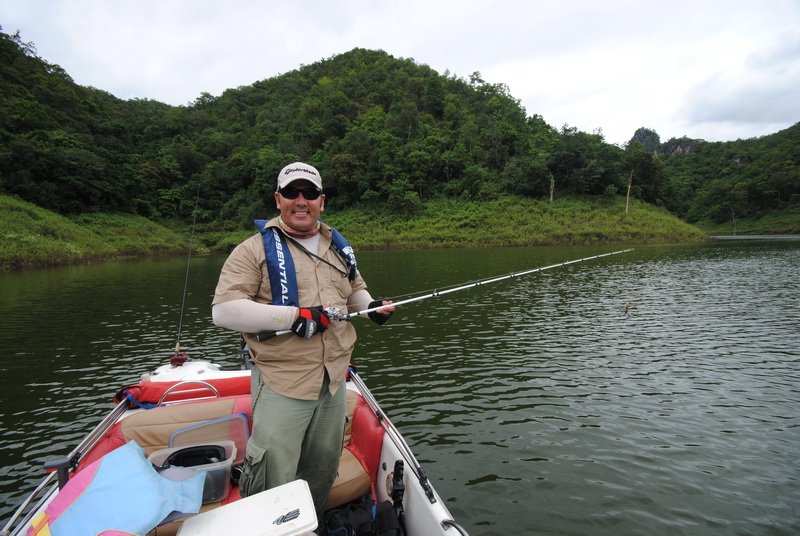 หลังจากนั้น พวกเราก็ขับเรือวนไป เวียนมา ตามหาเรือเพื่อนอีกลำ  แต่ไม่เจอ
หลงกันสิครับ
ตั้งใจว่า จะม