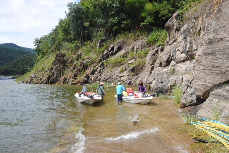 คลื่นลมแรงมากๆ
มาถึงท่าเรือ น้ำมันเหลือไม่ถึงลิตร จาก 70 ลิตร