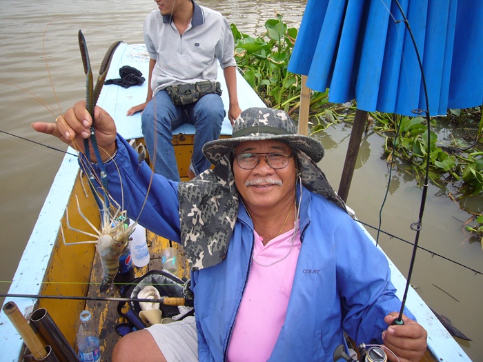 มาแล้วครับลุงน้อย ผู้ใหญ่ที่สุดของเรือ หลังจากที่นั่ง ซดแสงโสมเพียวๆ อยุ่กับไต๋ชล เพลินๆ อยุ่ๆคันเล็