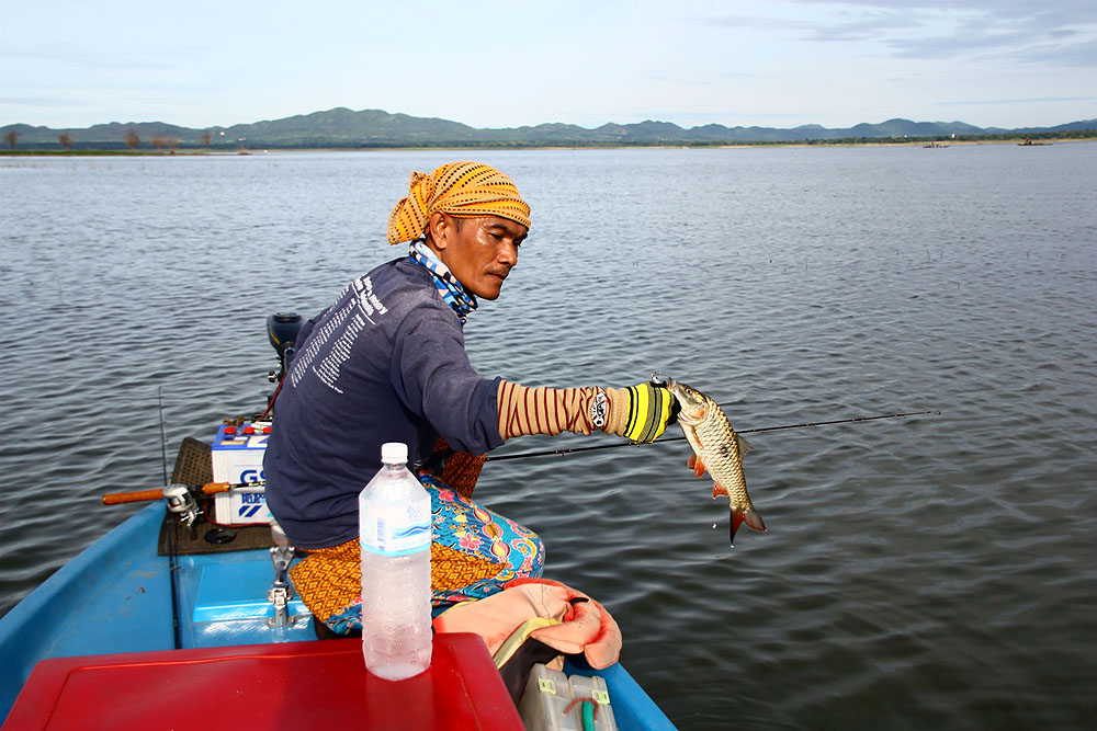 เรียบร้อยครับ คอยระวังอย่างเดียวเวลาปลาดิ้นไม่ต้องปล่อยมือ
 :cool: