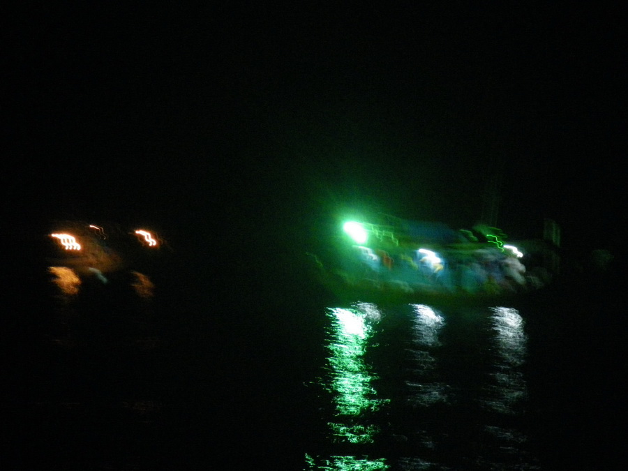 


                                                   ไฟสีเขียวๆ    เรือเบ็ดของไต๋หลี   ที่ร่วมรำ