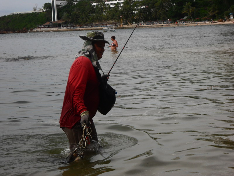 อ่ะตรงชายหาดมีน้าฝรั่งตกปลาด้วยครับ 
 :ohh: :ohh: