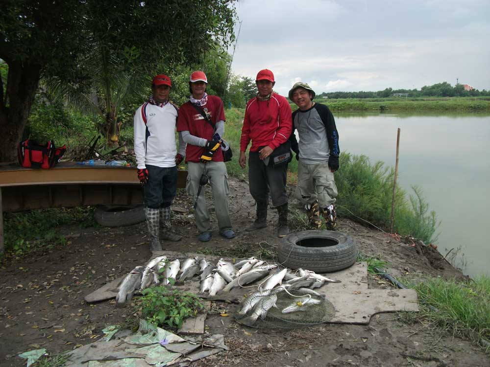 รวม 4 หนุ่มหล่อ  :grin: