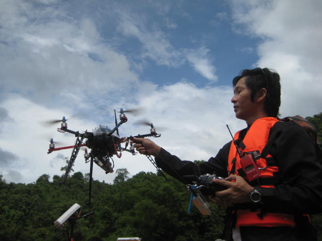 ทีมงานนักข่าวสปริงนิวส์  ส่งจานบินติดกล้องขึ้นไปเก็บภาพมุมสูง
